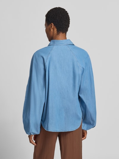 Vrouwenmodel draagt Relaxed Fit Bluse in Denim-Optik van closed in lichtblauwe denimlook, puur katoen, overhemdkraag, knoopsluiting, ruglengte maat S 66 cm, mouwlengte maat S 50 cm, textuur glad, Ganzkörperansicht Rückansicht.