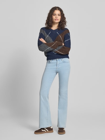 Modelka nosi Slim Fit Bootcut Jeans aus Baumwoll-Mix Modell 'BLUSH' od Only, jasnoniebieski denim, krój slim fit, 5 kieszeni, mid waist, pełen widok z przodu.