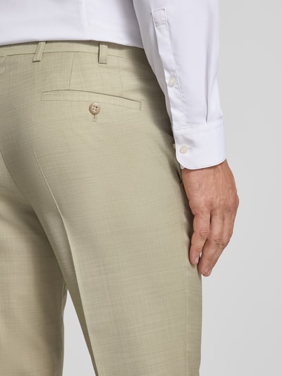 Mężczyzna nosi Anzughose mit Bügelfalte und Eingrifftaschen von Wilvorst, mieszanka żywej wełny z dodatkiem streczu, krój straight fit, kanty, wpuszczane kieszenie, kieszeń z wypustką z tyłu, kolor beżowy, zapięcie na guzik i zamek błyskawiczny, szerokość w rozmiarze 50: 41 cm, długość wewnętrzna nogawki: 83 cm, detal tylnej części, zbliżenie na pośladki