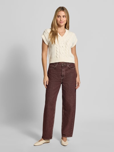 Frauenmodel trägt Straight Fit Jeans aus reiner Baumwolle Modell 'Oshow' von American Vintage in Braun, 5-Pocket-Design, Ganzkörperansicht von vorne.