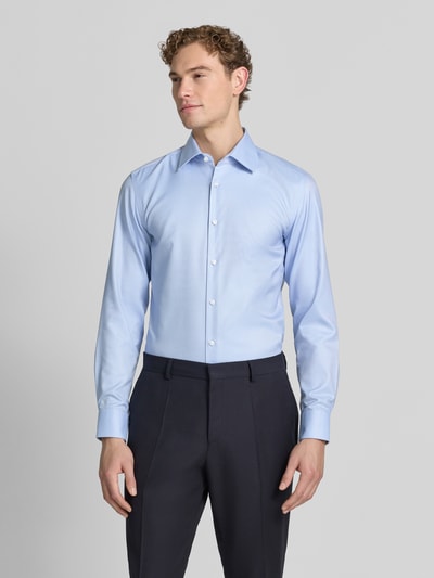 Mannelijk model draagt lichtblauw zakelijk overhemd, Slim Fit Businesshemd aus reiner Baumwolle model 'H-HANK-K' van BOSS, heren Ganzkörperansicht van voren