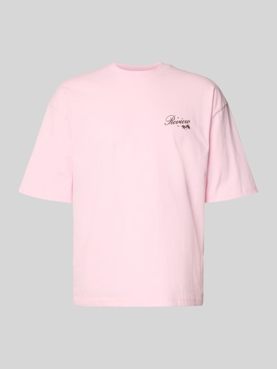Produktfoto, T-Shirt mit Rundhalsausschnitt und Label-Print von REVIEW, rosa Baumwolle, Relaxed Fit, Aufdruck vorne, schlichter Hintergrund