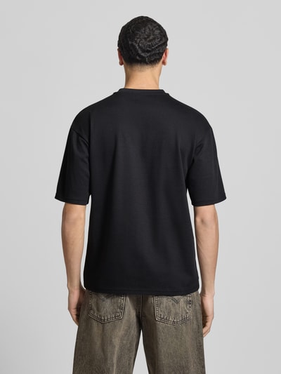 Männermodel trägt Boxy Fit T-Shirt aus Baumwoll-Mix Modell 'CASPIAN AIRFLEX BOXY' von Only & Sons, Optik: Unifarben, Ganzkörperansicht Rückansicht