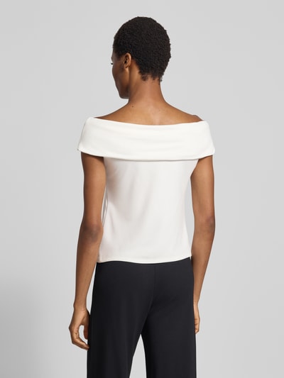 Männermodel trägt Blusenshirt im Off-Shoulder-Design von MORE, mieszanka modalu i elastanu, prosty krój, dekolt bandażowy, Długość tyłu w rozmiarze 36: 41 cm, Ganzkörperansicht Rückansicht