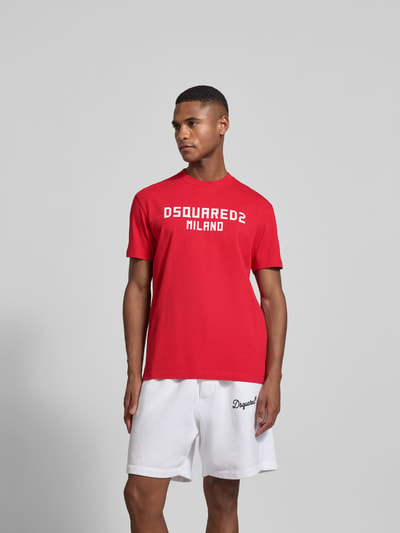Männermodel trägt Cool Fit T-Shirt aus reiner Baumwolle von Dsquared2, Rundhalsausschnitt, Statement-Print, Ganzkörperansicht von vorne.