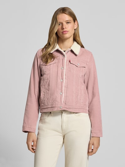 Vrouwenmodel draagt roze Regular fit jeansjack van katoendenim model 'ORIGINAL SHERPA TRUCKER' van Levi's® 300, Ganzlichaamsaanzicht van voren.