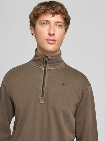 Männermodel trägt Regular Fit Sweatshirt aus reiner Baumwolle von G-Star RAW in Braun, dezente Textur, Nahaufnahme Oberkörper.