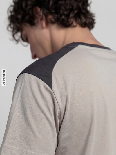 Männermodel trägt Regular Fit T-Shirt mit DryCell Technology Modell 'PUMATECH Essentials Tee' von PUMA, Beige mit dunklem Schulterbereich, Nahaufnahme Rückansicht, Herren T-Shirt von PUMA Performance.