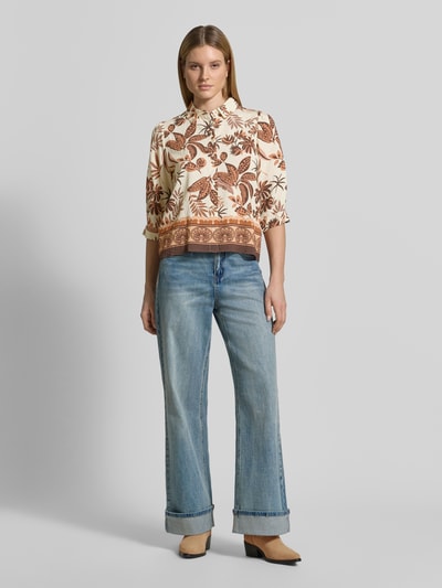 Frauenmodel trägt Boxy Fit Bluse im Allover-Look Modell 'Bono' von LOLLYS LAUNDRY aus Viskose-Mix in Creme und Braun, Ganzkörperansicht von vorne.