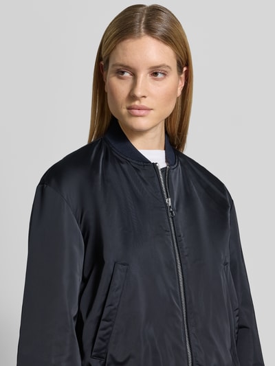 Frauenmodel trägt Regular Fit Blouson mit Baseball-Kragen von Marc O'Polo, Optik: Unifarben, Material: recyceltes Material, Nahaufnahme Oberkörper.