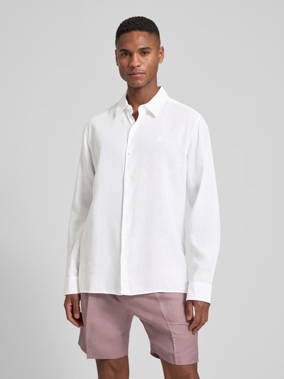 Männermodel trägt Regular Fit Freizeithemd aus Leinen-Lyocell-Mix von CK Calvin Klein, Optik: Unifarben, Ganzkörperansicht von vorne.