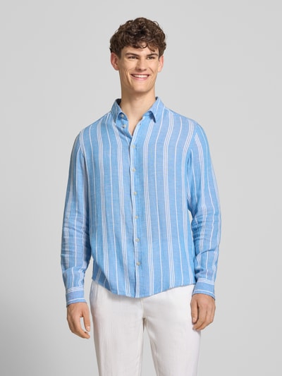 Männermodel trägt Regular Fit Leinenhemd mit Viskose-Anteil Modell 'Bobby' von Blend, blau-weiß gestreift, Ganzkörperansicht von vorne, Herren Leinenhemd Kentkragen, Langarm, Knopfleiste, Rückenlänge 78 cm, Schulterbreite 39 cm, Ärmellänge 67 cm.
