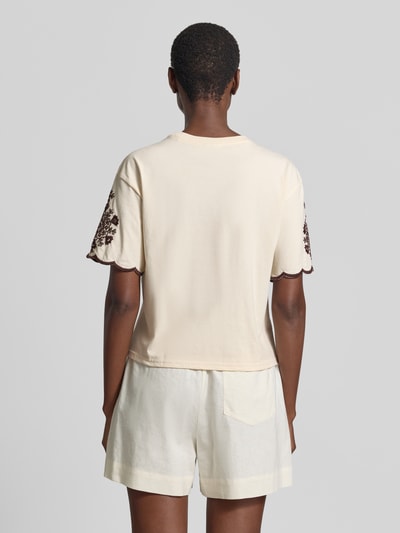 Vrouwenmodel draagt T-Shirt met Wellensaum und Motiv-Stitching van Jake*s Casual, rechte fit, ronde hals, pure katoen, ruglengte 50 cm, wit met decoratieve details, volledige lichaamsweergave achteraan.