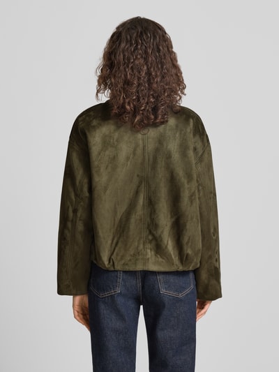 Frauenmodel trägt Regular Fit Blouson in Wildlederoptik Modell 'AMBER' von Only in olivgrün mit sichtbaren Nähten, elastischem Bund und langen Ärmeln, Kunstlederstruktur, Ganzkörperansicht Rückansicht.