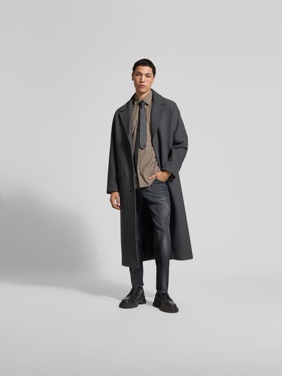 Männermodel trägt Slim Fit Jeans aus Baumwoll-Mix von Dsquared2, dunkler Destroyed-Look, 5-Pocket-Design, Ganzkörperansicht von vorne.