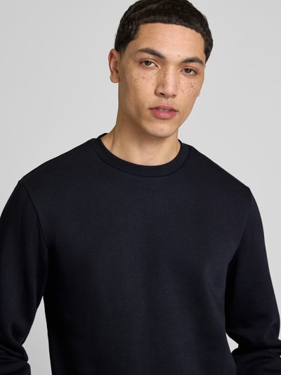 Männermodel trägt Regular Fit Sweatshirt aus Baumwoll-Mix Modell 'CERES' von Only & Sons, Optik: Unifarben, Nahaufnahme Oberkörper.