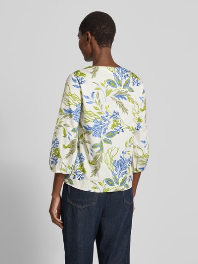 Frauenmodel trägt Bluse mit 3/4-Arm und Tunikakragen von ETERNA aus reiner Baumwolle, florales Muster in Weiß, Blau und Grün, Loose Fit, Rückansicht Ganzkörperansicht.