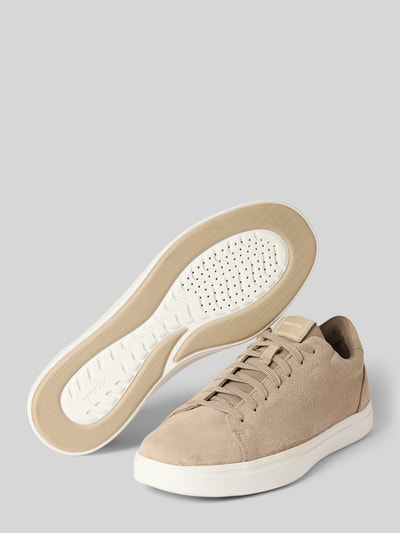Produktfoto, Sneakersy ze skóry z wiązaniem Model 'BALTMOORE' od Geox, naturalna skóra, zaokrąglony czubek, detal z logo, wysokość obcasa w rozmiarze 44: 2 cm, wysokość cholewki w rozmiarze 44: 5 cm, szerokość w rozmiarze 44: 6 cm, beżowy odcień, gładka powierzchnia, jasna podeszwa