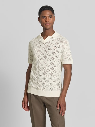 Männermodel trägt Slim Fit Poloshirt in Strick-Optik Modell 'Angvig' von Casual Friday, Reine Baumwolle, semitransparent, Ganzkörperansicht von vorne.