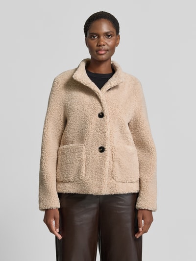 Frauenmodel trägt Regular Fit Jacke mit Stehkragen von FUCHS SCHMITT aus futerka, beżowy kolor, nakładane kieszenie, listwa guzikowa, Szerokość ramion w rozmiarze 36: 43 cm, Szerokość klatki piersiowej w rozmiarze 36: 52 cm, Długość tyłu w rozmiarze 36: 59 cm, Długość rękawów w rozmiarze 36: 63 cm, Ganzkörperansicht von vorne
