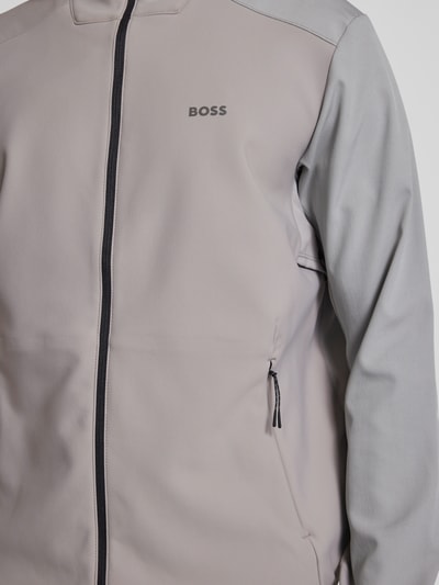 Männermodel trägt Regular Fit Softshell-Jacke mit Kapuze Modell 'LW_CRUISLITE' von BOSS Green, unifarben, Nahaufnahme Oberkörper.