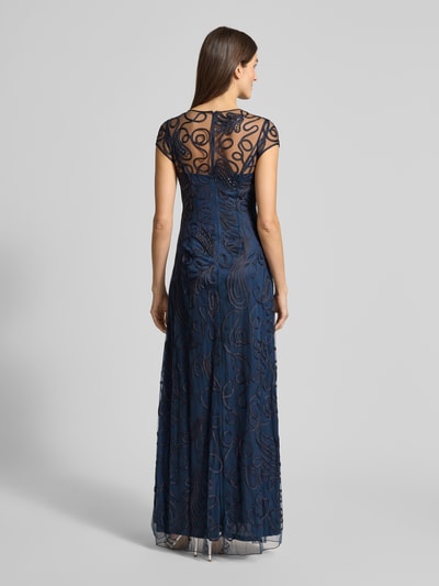 Frauenmodel trägt Abendkleid mit Stickereien von LUXUAR FASHION in Dunkelblau, semitransparentes Obermaterial, Zierbesatz, taillierter Schnitt, Ganzkörperansicht Rückansicht.