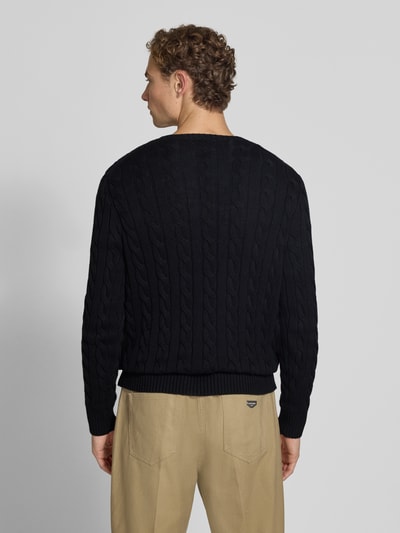 Männermodel trägt Regular Fit Pullover aus reiner Baumwolle von Polo Ralph Lauren in Schwarz mit Strickstruktur, Ganzkörperansicht Rückansicht.