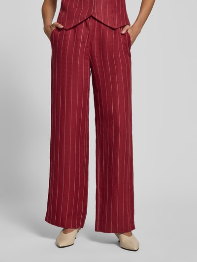 Frauenmodel trägt Wide Fit Leinenhose mit Viskose-Anteil Modell 'Claritte' von MSCH Copenhagen, Leinen-Mix, Eingriffstaschen, Vorderansicht, Nahaufnahme Unterkörper.