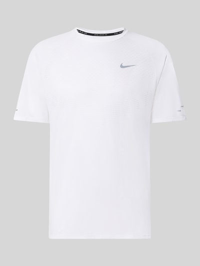 Produktfoto, weißes Regular Fit Sport-T-Shirt mit reflektierenden Elementen von Nike Training, glatte Oberfläche, grauer Hintergrund
