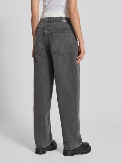 Frauenmodel trägt Relaxed Fit Jeans im Boxer-Look von Karo Kauer in Grau, weiter Schnitt, Baumwoll-Viskose-Mix, Ganzkörperansicht Rückansicht.