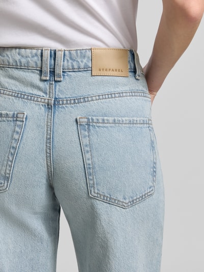 Frauenmodel trägt Wide Leg Jeans im 5-Pocket-Design von Stefanel in hellem Blau, reine Baumwolle, Detailaufnahme Rückansicht.