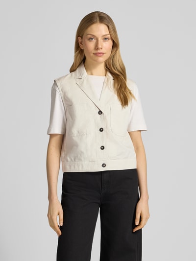 Frauenmodel trägt Relaxed Fit Weste aus Baumwolle-Lyocell-Leinen-Mix von Marc O'Polo, cremefarben, Twill, unifarben, Ganzkörperansicht von vorne.
