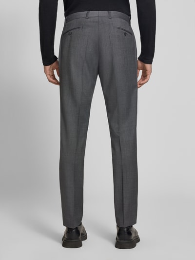 Männermodel trägt Straight Fit broek uit scheerwolmix van bugatti in grijs met bandplooien, achterzakken, knoop- en ritssluiting, Bandwijdte bij maat 50: 44 cm, Binnenbeenlengte bij maat 50: 82 cm, Ganzkörperansicht Rückansicht.