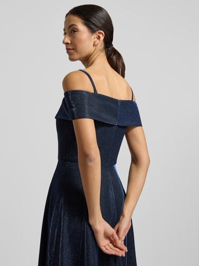Frauenmodel trägt Regular Fit Abendkleid in Glitzer-Optik von Christian Berg Cocktail, A-Linie, tailliert, Off-Shoulder, Rückansicht.