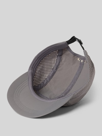 Produktfoto, Größenverstellbare Cap Modell 'NYLON LIGHTWEIGHT' von HALO für Herren mit Label-Print, verstärktem Schirm, grauer Nylon-Stoff und gelochte Textur, innen und außen sichtbar