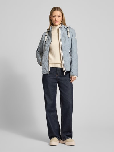 Vrouwenmodel draagt Jacke mit Stehkragen und Reißverschlusstaschen van Gil Bret in lichtblauw, getailleerde fit, katoen, weersbescherming, capuchon met tunnelkoord, ritszakken, vooraanzicht hele lichaam.