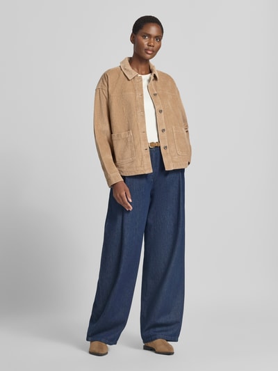 Frauenmodel trägt Relaxed Fit Langarmbluse aus reiner Baumwolle Modell 'JAMIE' von VERO MODA, beige strukturiert, Ganzkörperansicht von vorne.