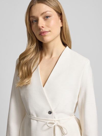 Frauenmodel trägt Regular Fit Blazer mit Strukturmuster von Calvin Klein Womenswear, Optik: Unifarben, Taillengürtel, Viskose-Mix, Nahaufnahme Oberkörper.