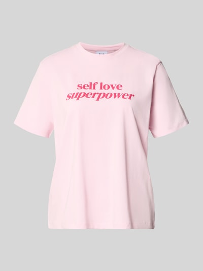 Produktfoto, T-Shirt mit geripptem Rundhalsausschnitt Modell 'NORA' von Vila in Rosa mit rotem Schriftzug, lockerer Schnitt, Baumwoll-Elasthan-Mix
