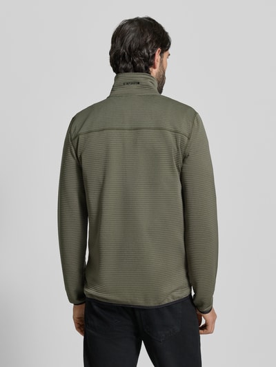 Männermodel trägt Regular Fit Jacke mit Stehkragen Modell 'Berthold' von Icepeak in Oliv, strukturierte Oberfläche, Ganzkörperansicht Rückansicht. Herren Jacke, Napoleontasche, Eingrifftaschen mit Reißverschluss, elastische Abschlüsse, Rückenlänge 74 cm, Schulterbreite 46 cm, Brustweite 52 cm, Ärmellänge 71 cm.