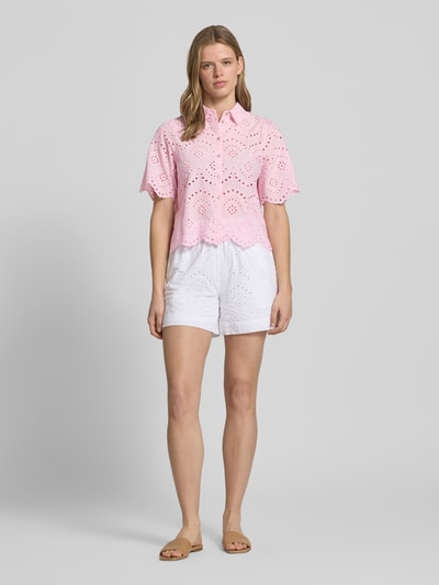 Frauenmodel trägt Loose-Fit-Bluse mit Lochstickerei Modell 'VALAIS' von Only, Optik: Unifarben, Hemdkragen, reine Baumwolle, Ganzkörperansicht von vorne.