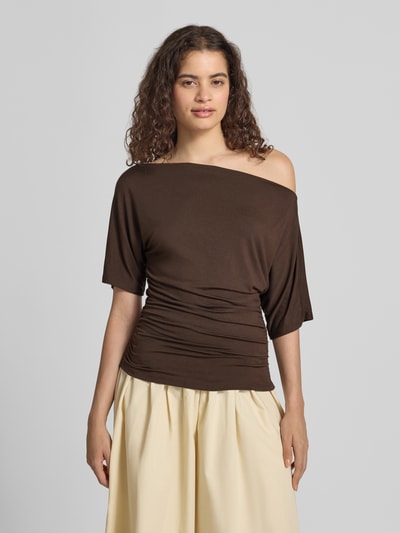 Frauenmodel trägt T-Shirt mit Carmen-Ausschnitt Modell 'JUNE' von NOISY MAY®, braun, Slim Fit, Raffungen, 1/2-Arm, Ganzkörperansicht von vorne.