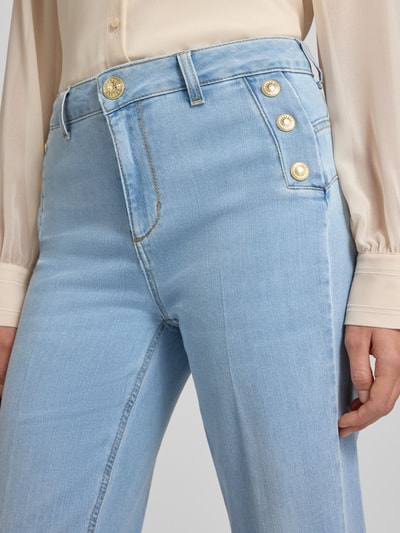 Liu Jo White Flared Jeans mit Eingrifftaschen und Knöpfen Hellblau 3