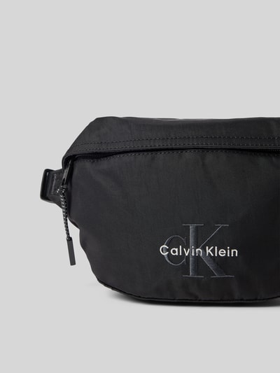 Produktfoto, Bauchtasche mit Label-Stitching Modell 'BOLD WAISTBAG' von CK Calvin Klein in Schwarz, Reißverschluss, Hauptfach, verstellbarer Riemen, Maße 29x15x8 cm, Riemenlänge 60 cm