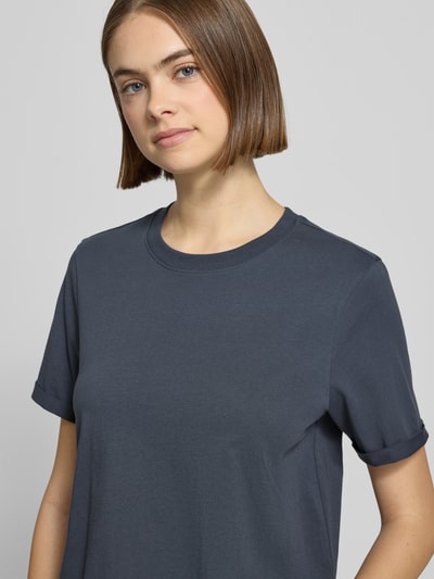 Vrouwenmodel draagt Regular Fit T-Shirt uit pure katoen model 'RIA' van Pieces, effen, fijnrib, korte mouw, ronde hals, label stitching, close-up bovenlichaam.