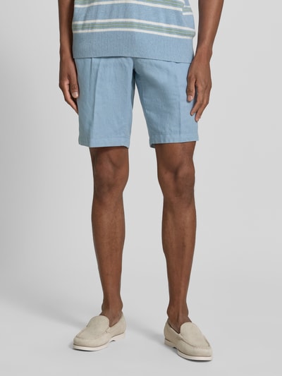 Männermodel trägt hellblaue Regular Fit Bermudas mit Eingrifftaschen von bugatti aus Leinen-Baumwoll-Mix, Nahaufnahme Oberschenkelansicht.