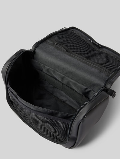 Produktfoto, Kulturtasche mit Label-Print Modell 'Texel Wash' von Rains aus schwarzem Material mit Innen-Steck- und Mesh-Fächern, Rundum-Reißverschluss, Größe ca. 26x18x12 cm, Schulterriemen Länge 19 cm