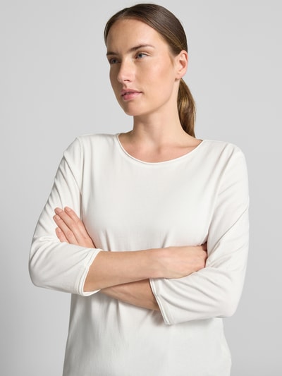 Vrouwenmodel draagt wit Regular Fit 3/4-shirt uit puur katoen van s.Oliver RED LABEL, eenvoudige stofstructuur, close-up bovenlichaamsperspectief.