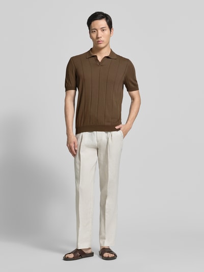 Männermodel trägt Regular Fit Poloshirt mit breiter Rippe und V-Ausschnitt von GRAN SASSO, reine Baumwolle, braun, Ganzkörperansicht von vorne.