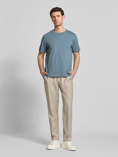 Männermodel trägt Regular Fit T-Shirt aus reiner Baumwolle Modell 'HASPEN' von SELECTED HOMME in Melange-Optik, Ganzkörperansicht von vorne.